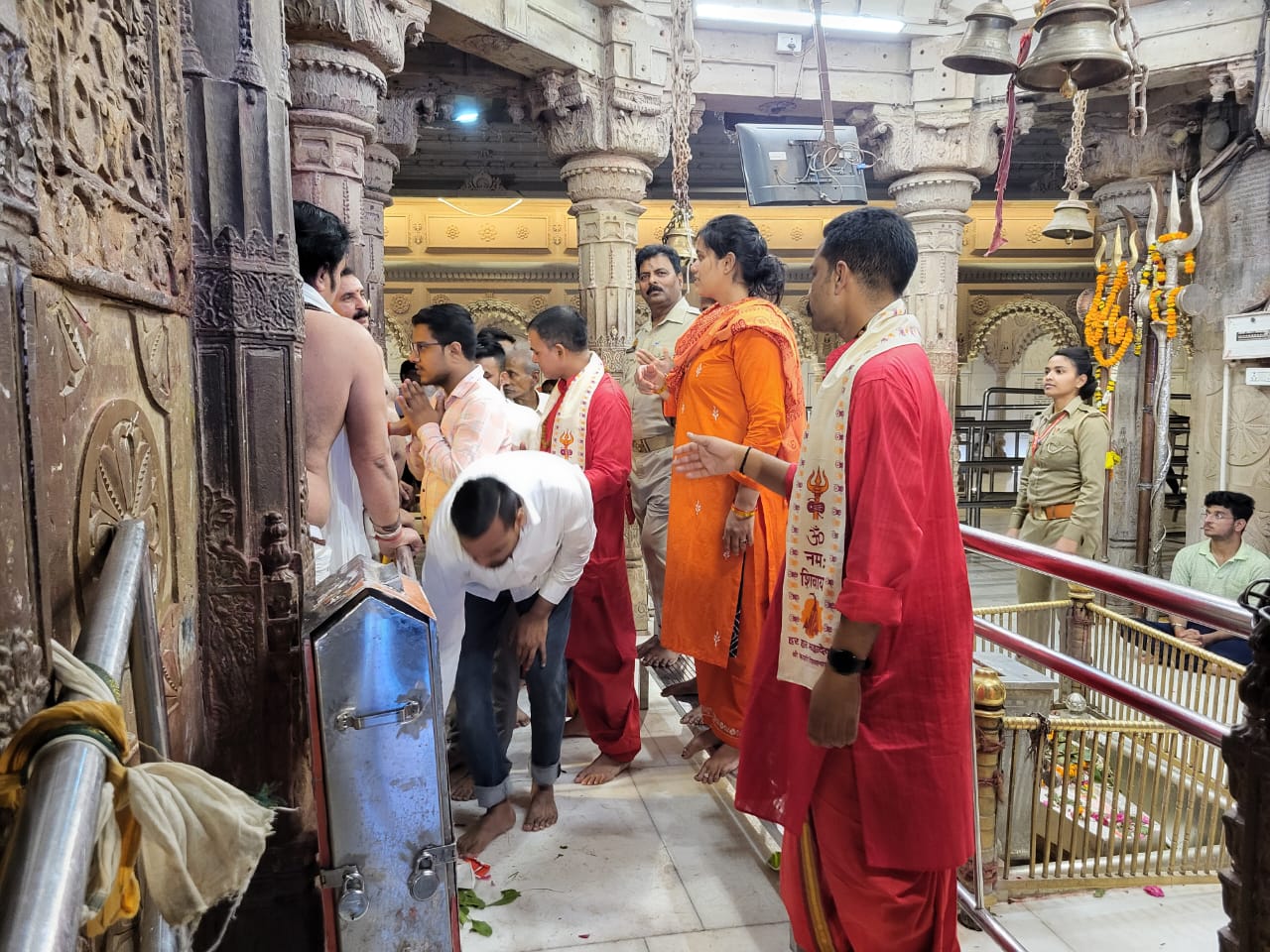 काशी विश्वनाथ मंदिर में पुलिसकर्मी अब रुद्राक्ष माला तिलक और भगवा वस्त्र धारण कर दर्शन कराने 1168